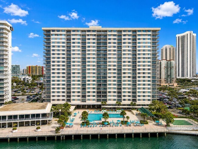 Building Photo - 300 Bayview Dr