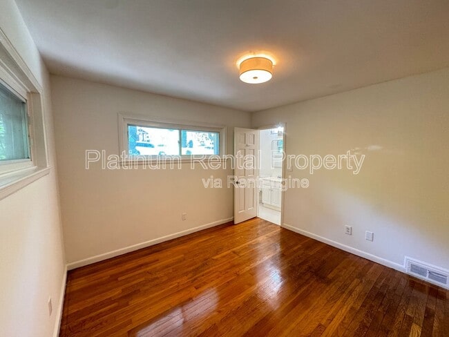 Building Photo - 383 Springdale Dr NE