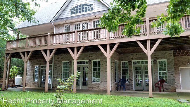 Building Photo - 3602 Live Oaks Ave