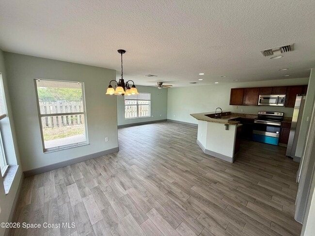 Building Photo - 915 Twisting Branch Ct