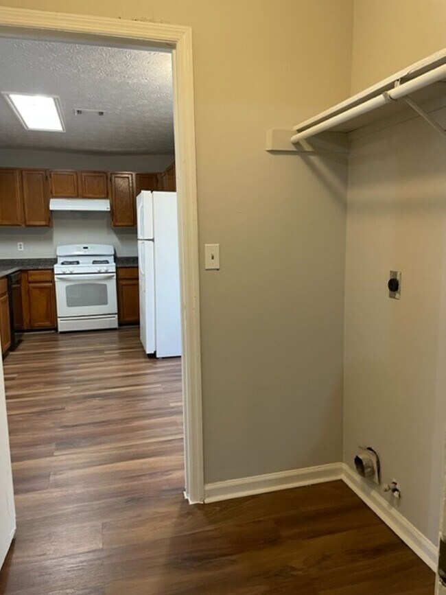 Building Photo - 3 Bedroom Home Available !