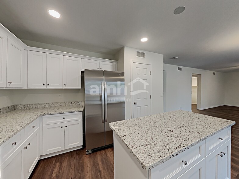 Building Photo - 10383 W Dana Ln