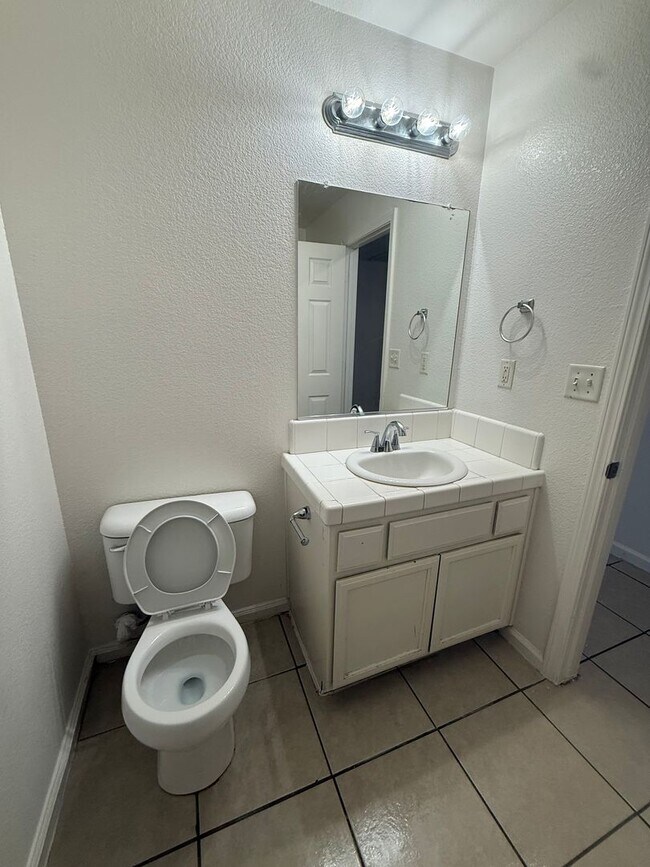 Building Photo - Move-in Ready!