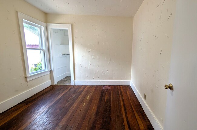Building Photo - 1868 Manz St