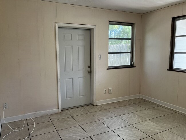 Building Photo - 2 Bedroom with fenced in backyard