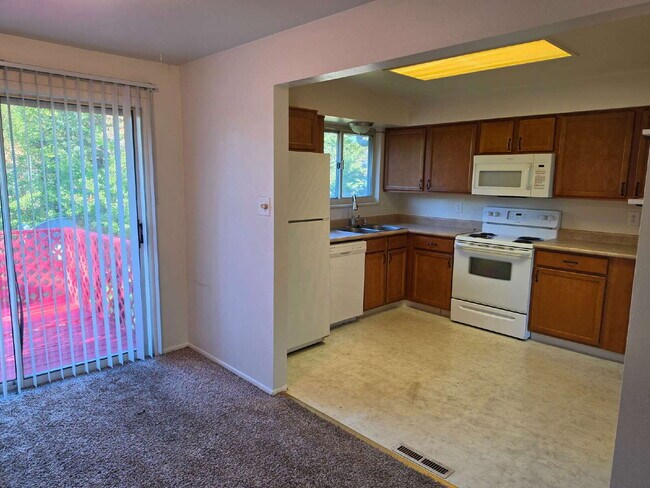 Building Photo - "Charming 3-Bed Retreat with Finished Basement & Cozy Fireplace in Aurora!"