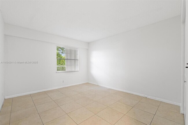 Building Photo - 800 SW 131st Ave