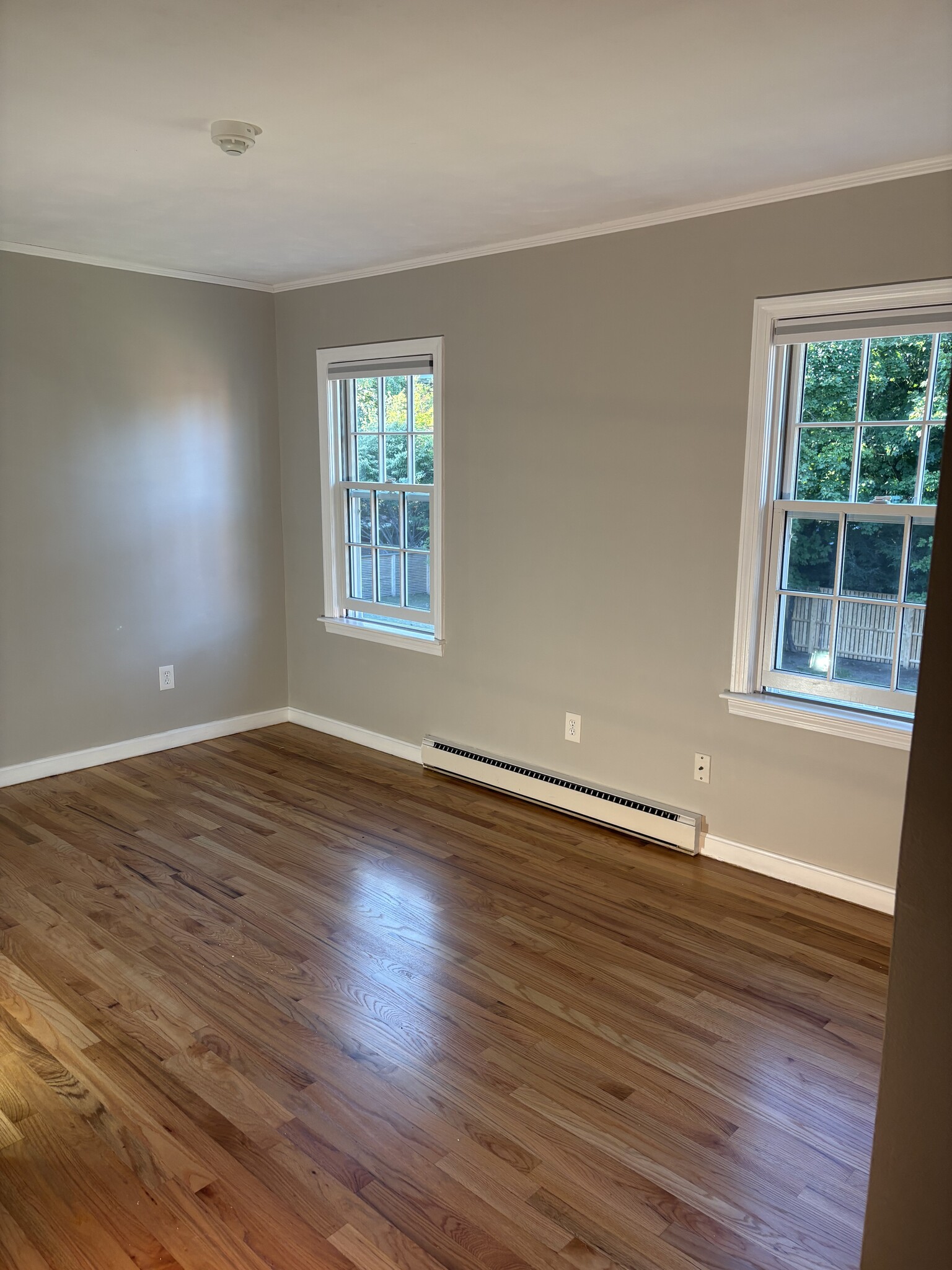 Large Bedroom - 175 Pine St