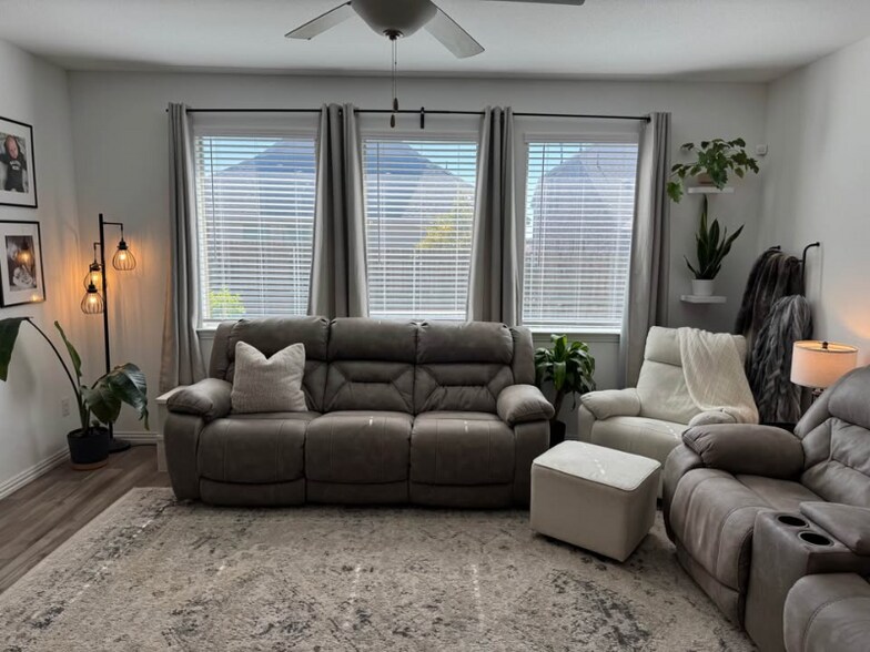 Building Photo - 1219 Smoketree Ln