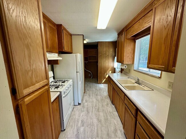 Building Photo - Wooded 2 bedroom cabin in nice neighborhood