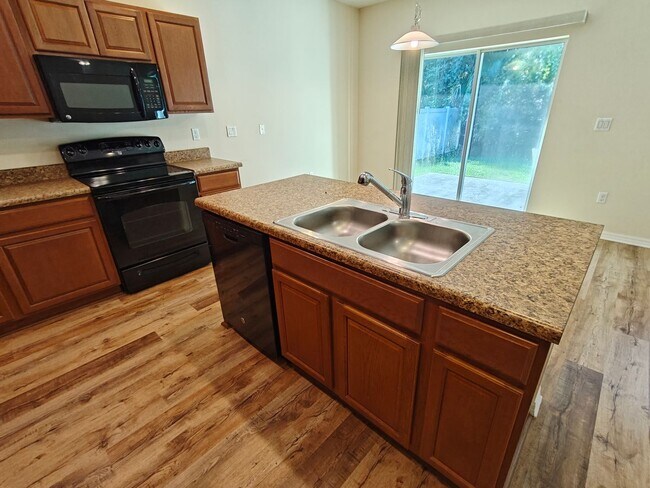 Building Photo - Charming & Modern 3-Bedroom Home with Bright Open Layout!