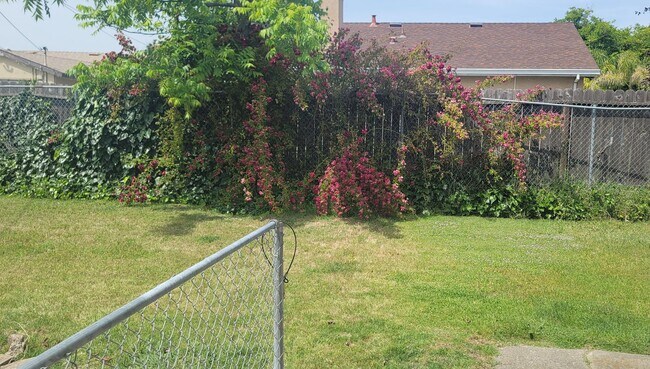 Building Photo - House in Sacramento for Rent!