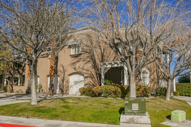Building Photo - Beautiful 2 bd/2 bath condo in luxury gated Summerlin community ON TPC GOLF COURSE