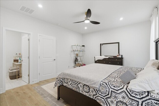 Building Photo - Welcome to this stunning, newly built 2025 townhome nestled in the heart of Brambleton