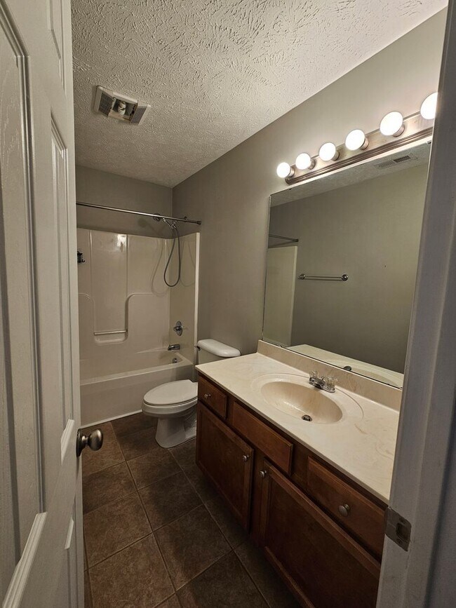 Building Photo - NEW LISTING!!!!!
