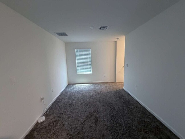 Building Photo - Available for Rent 5 spacious bedrooms and 2.5 bathrooms
