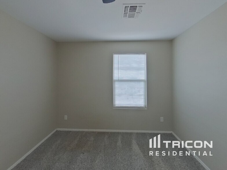 Building Photo - 40859 W Portis Dr