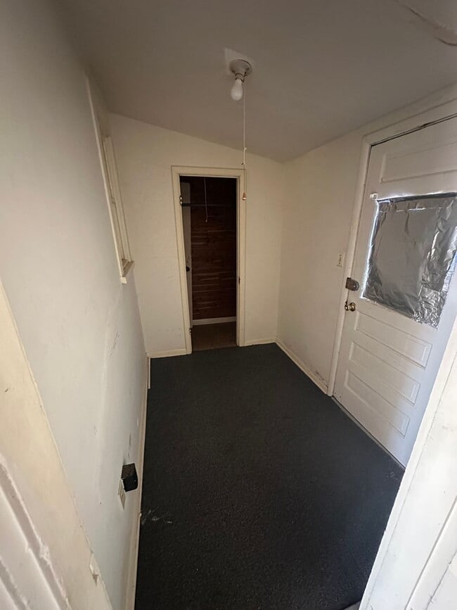 Building Photo - Charming 1.5-Story Home available for RENT beginning January 2, 2025.