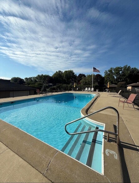 Building Photo - 2727 S Lakeshore Dr