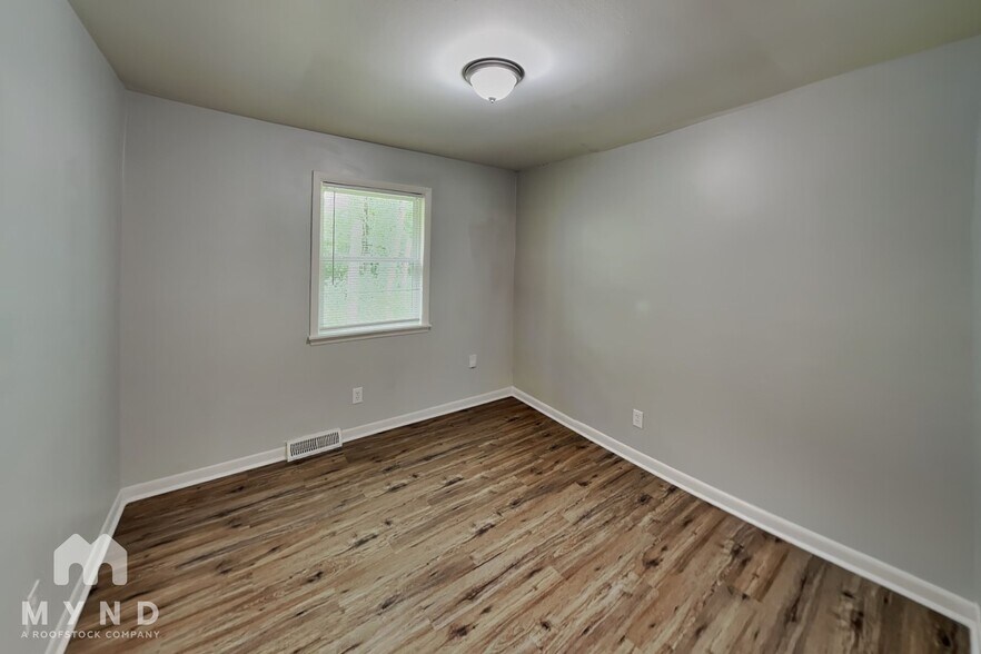Building Photo - 2405 Longleaf Dr