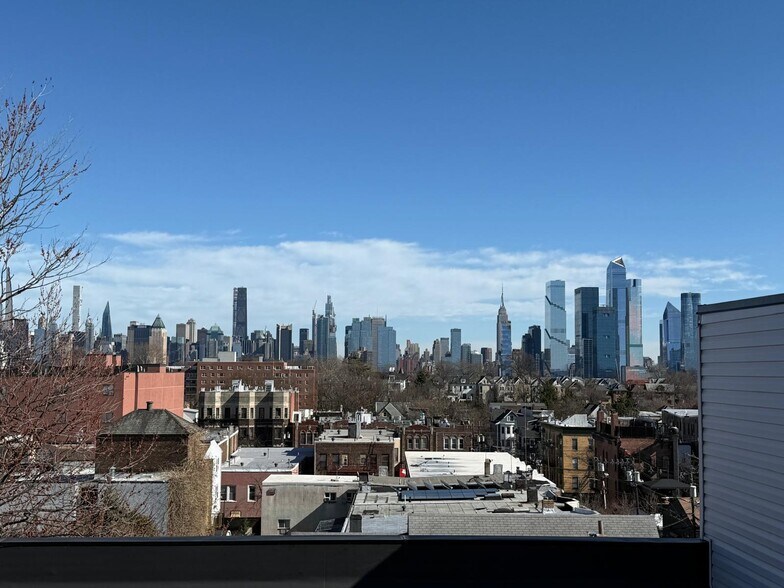 Building Photo - 136 35th St