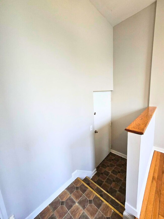Building Photo - Two level - Two BR/1BA Condo