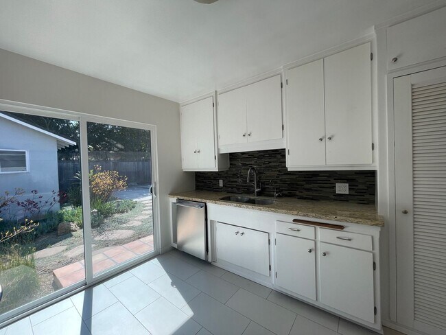 Building Photo - Renovated East Mesa Home 2 Doors From Shor...