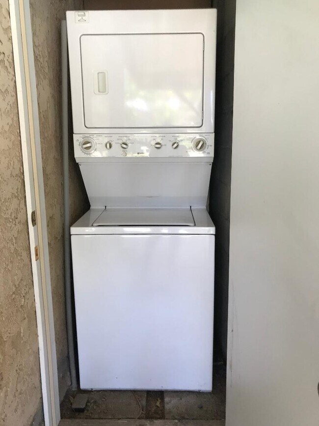 Building Photo - 4401 Willens Ave