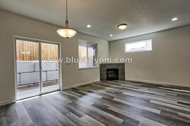 Building Photo - 3 Bed, 2.5 Bath Home in Ridgefield's McCormick Creek Subdivision