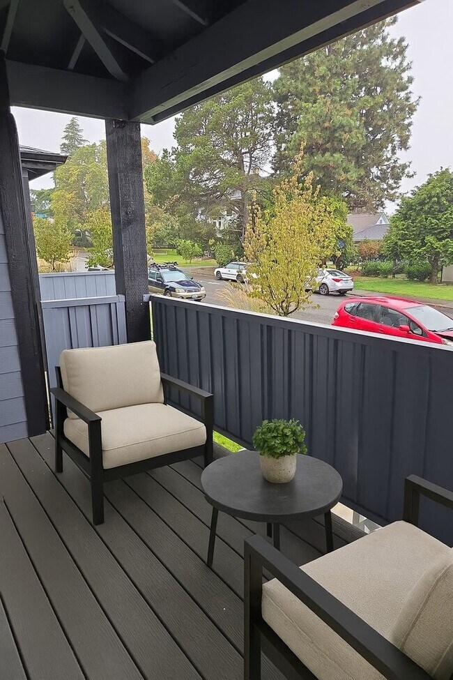 Building Photo - AVAILABLE NOW (FLEXIBLE TERMS): 3 bdrm, 1 bath Unit Near WWU and Downtown! FLEXIBLE LEASE DATES!