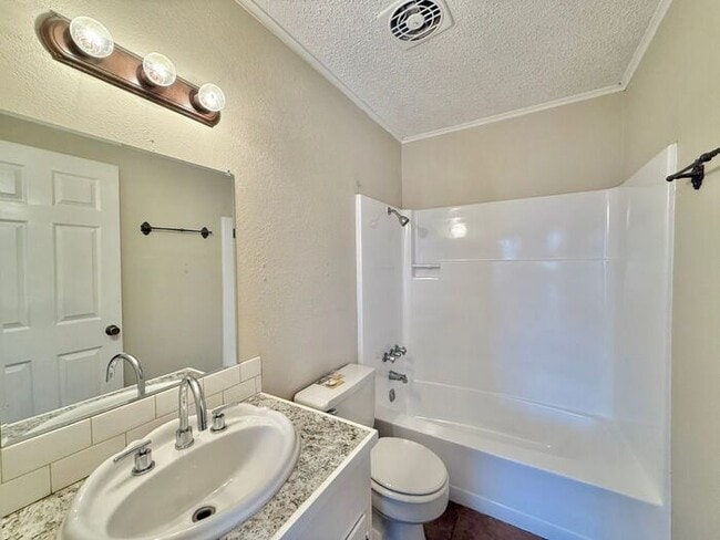 Building Photo - Tour Today! Spacious 3 Bed, 2.5 Bath Duplex