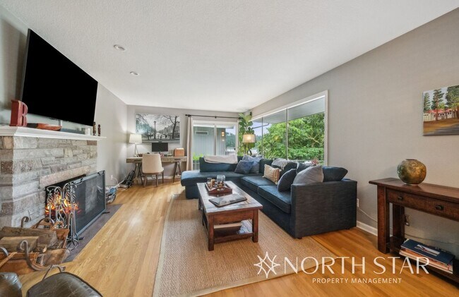 Building Photo - Stylish Mid-Century Modern with Stunning L...
