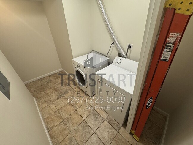 Building Photo - 1609 W Diamond St