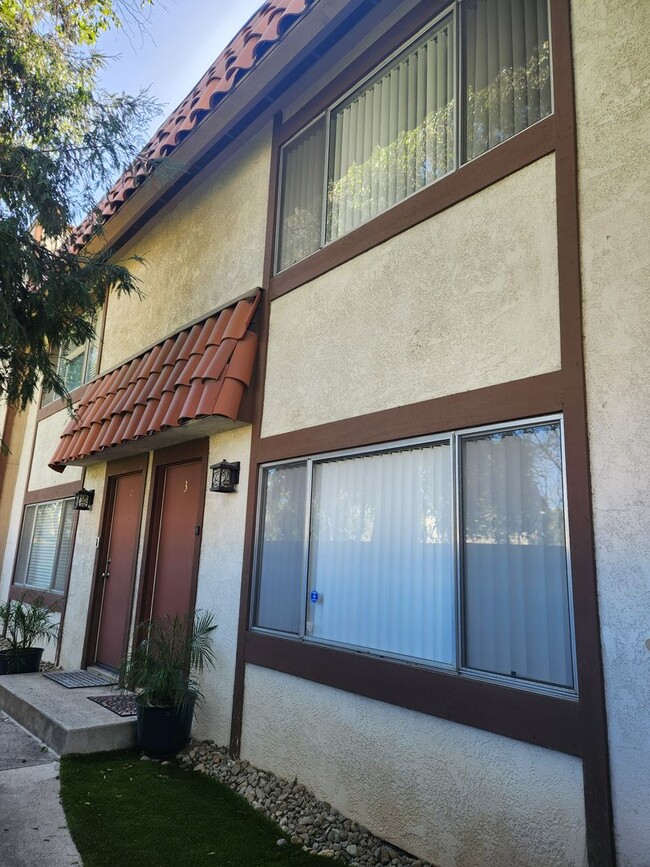 Building Photo - 3bed/2.5bath + Garage Townhome in Tarzana-...