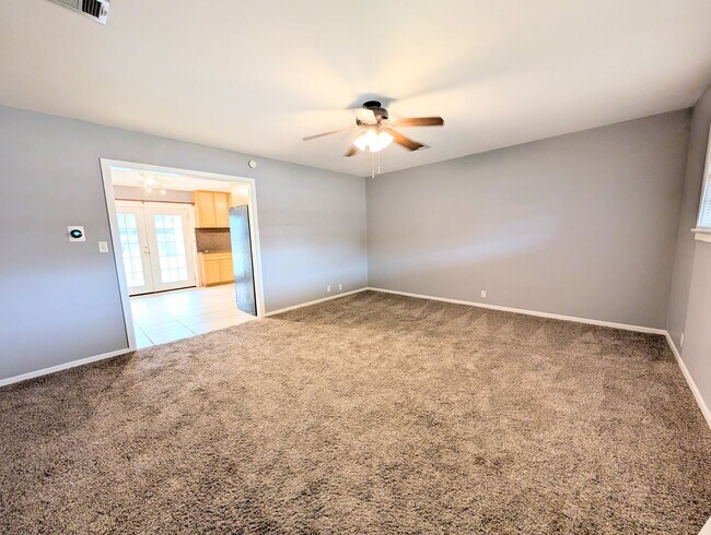 Building Photo - 3 Bed 2 Bath Move In Ready!