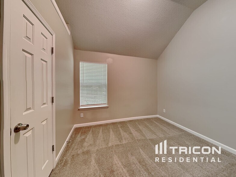 Building Photo - 2075 Mulberry Ln