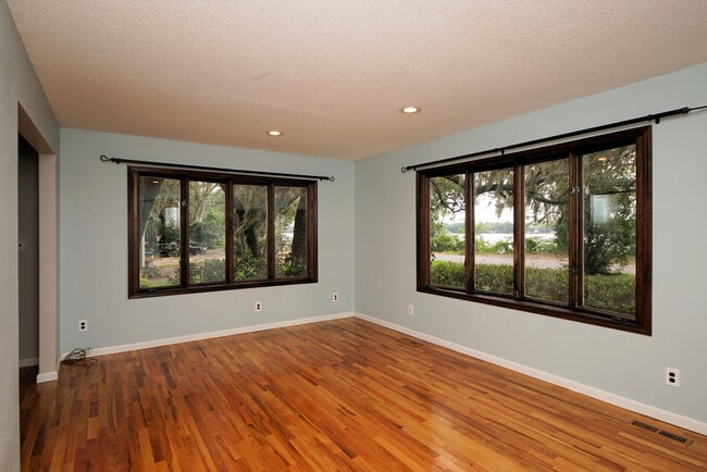 Building Photo - 223 S Bayshore Dr
