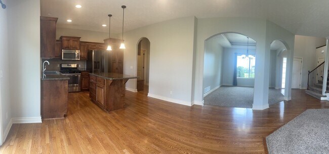 Building Photo - Home For Rent Papillion