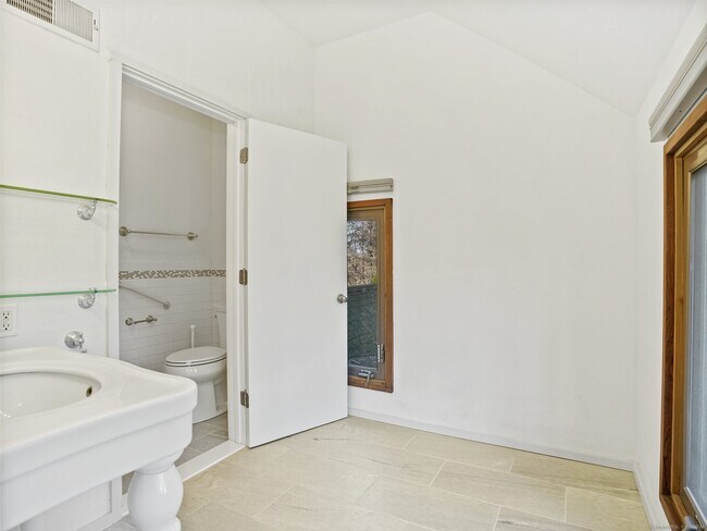 Building Photo - 8 Bayberry Ridge Rd