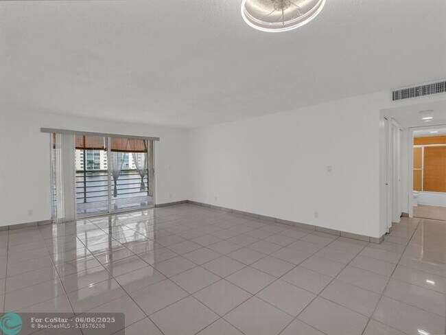 Building Photo - 121 SE 3rd Ave