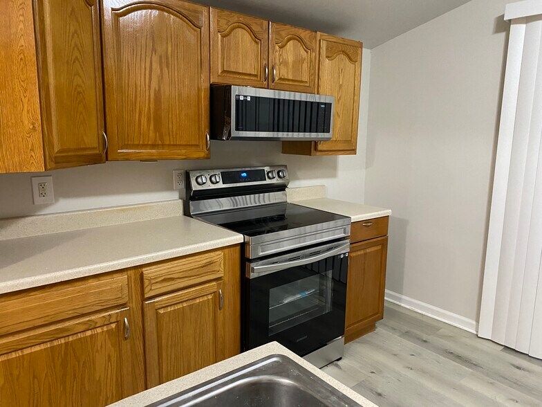 Building Photo - 563 Pennington Ave