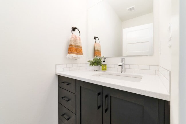 Building Photo - Low Maintenance Meridian Townhome!