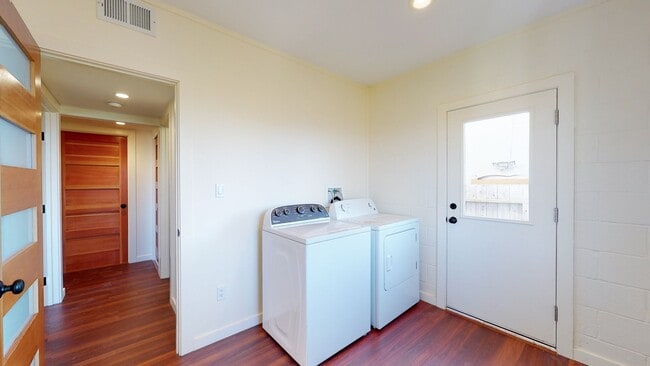 Building Photo - Kensington Beauty!