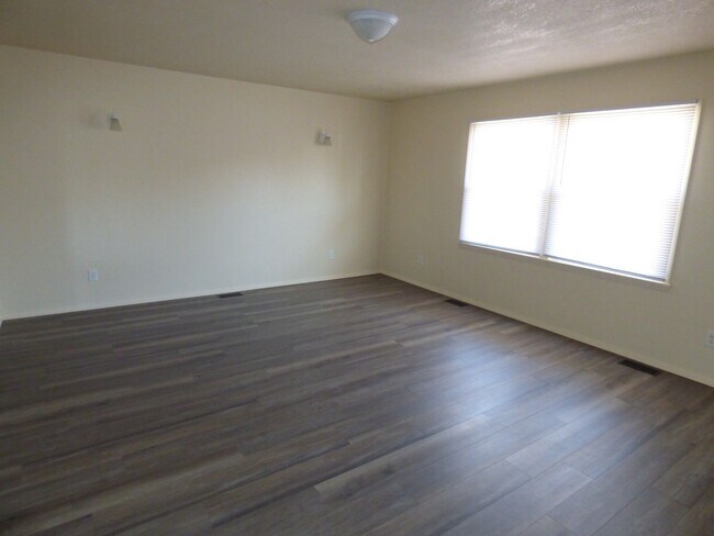 Building Photo - 6914 Autumn View Dr