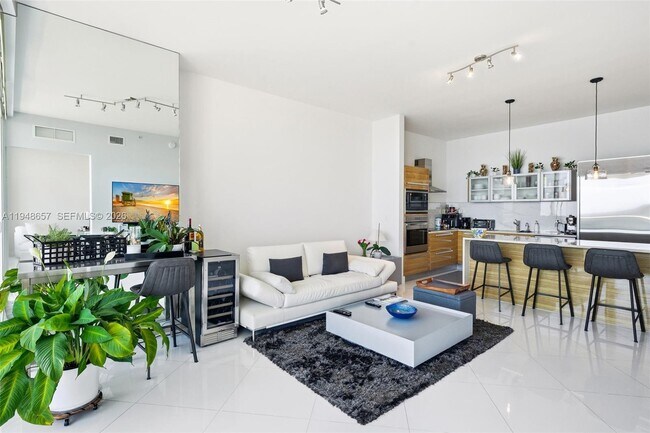 Building Photo - 2020 N Bayshore Dr