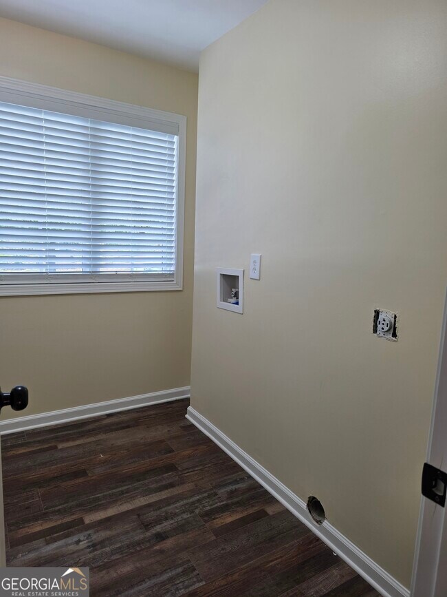 Building Photo - 135 Howell Dr SW