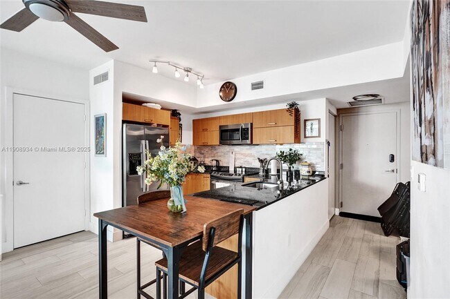 Building Photo - 350 S Miami Ave