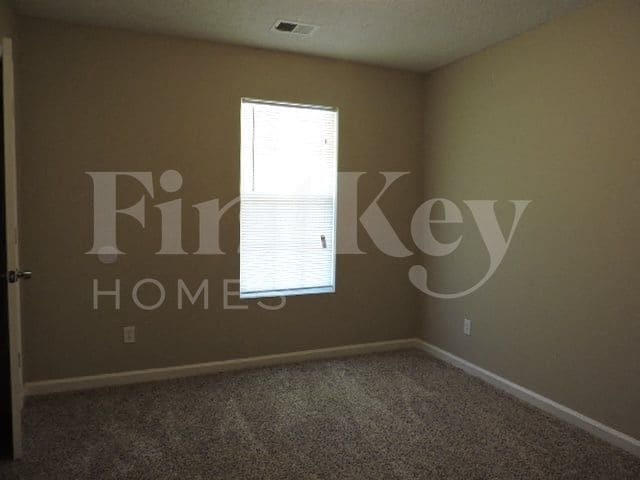 Building Photo - 2631 Parkview Dr