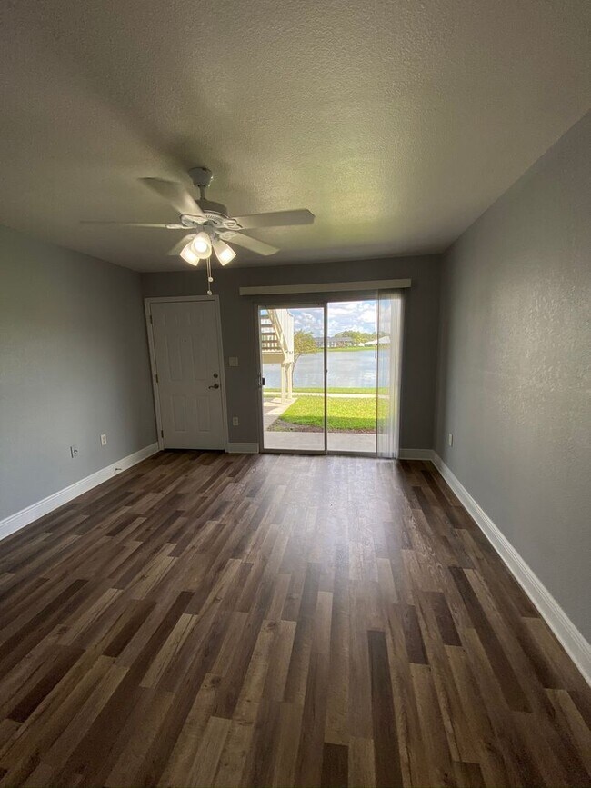 Building Photo - 1/1 in the Heart of Brandon with a lake view!