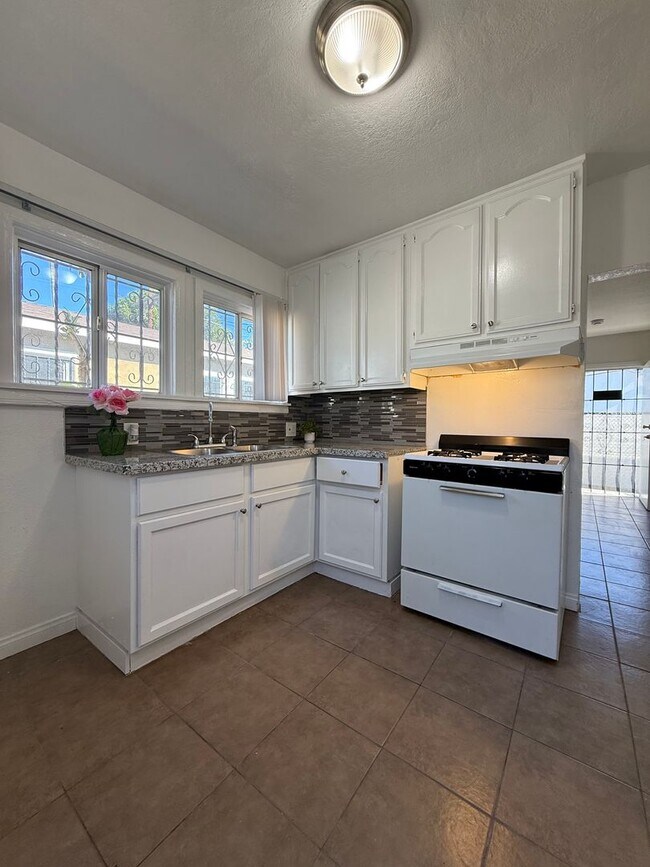 Building Photo - 1578E